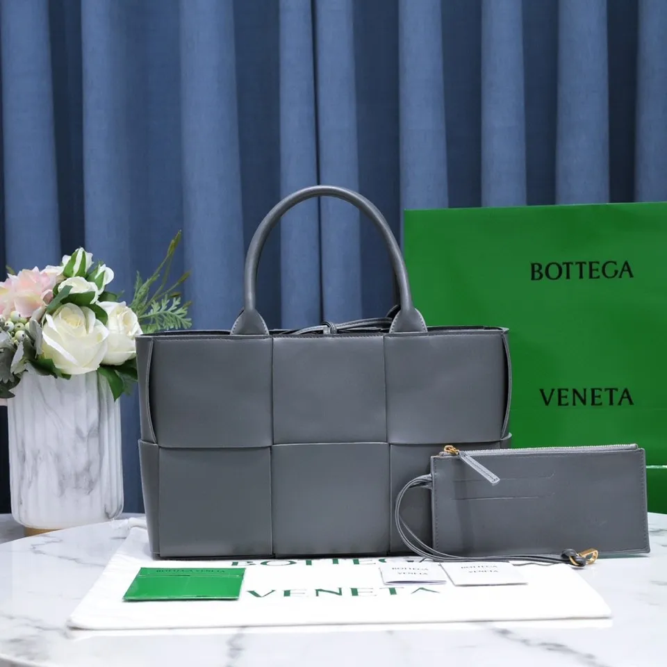 Batch 1760 medium arco, BottegaVeneta# official website latest cowhide leather with inner sheepskin SLIP tote handbag, and the logo has been changed to the side panel😍The oversized woven design really makes it a huge gap from ordinary tote bags🔗🔗Different color combinations inside and outside ⛓Daniel Lee leads the brand's DNA to continue to evolve with fresh inspiration🧬🧬showing a balanced style of luxury and reality👉: 30*20*12 Model: 9893#